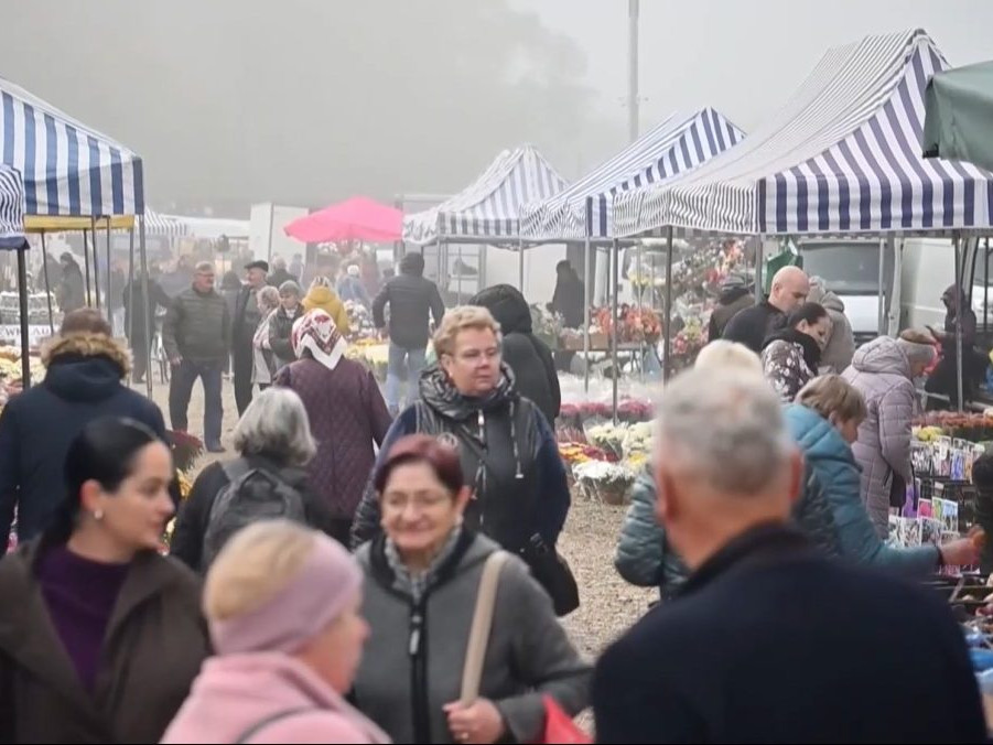 Na snímke ľudia na trhovisku v poľskej Jablonke.