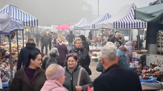 Na snímke ľudia na trhovisku v poľskej Jablonke.