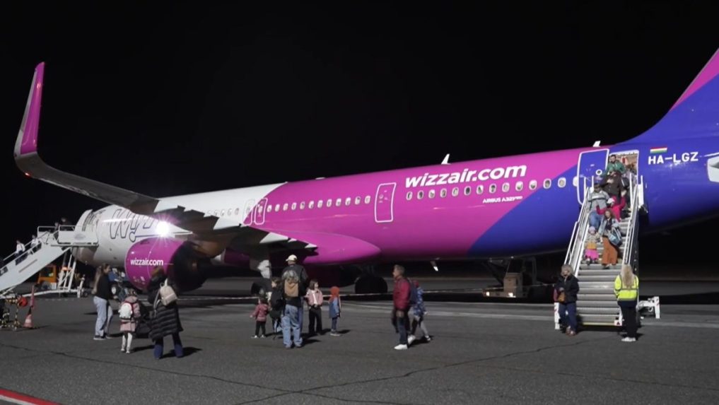 Na snímke lietadlo spoločnosti Wizz Air na popradskom letisku po prílete z Prahy.