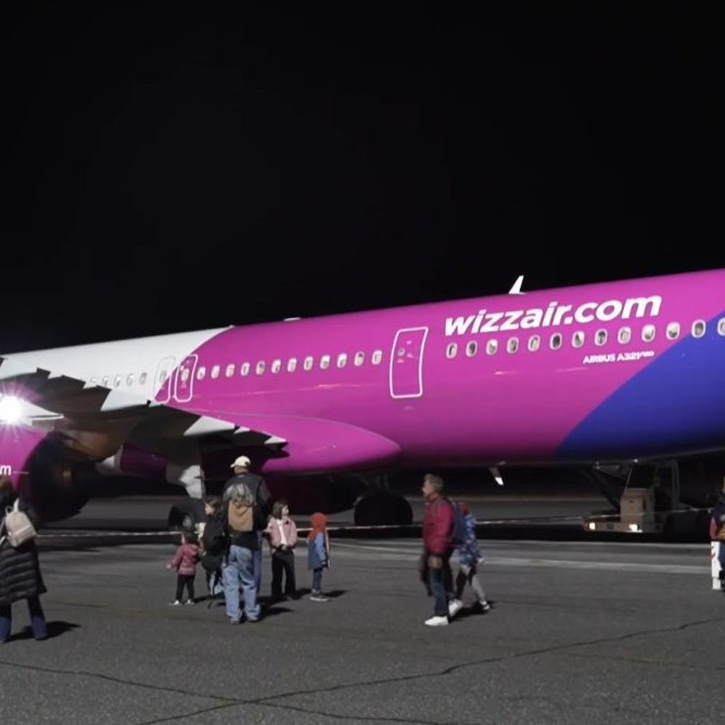 Na snímke lietadlo spoločnosti Wizz Air na popradskom letisku po prílete z Prahy.