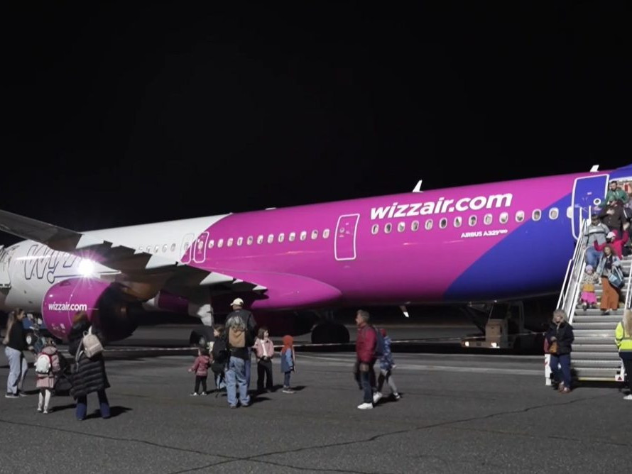 Na snímke lietadlo spoločnosti Wizz Air na popradskom letisku po prílete z Prahy.