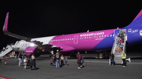 Na snímke lietadlo spoločnosti Wizz Air na popradskom letisku po prílete z Prahy.