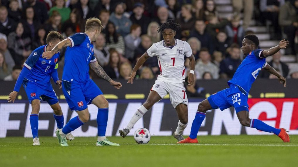 Slovenskí futbalisti do 21 rokov v súboji o loptu.