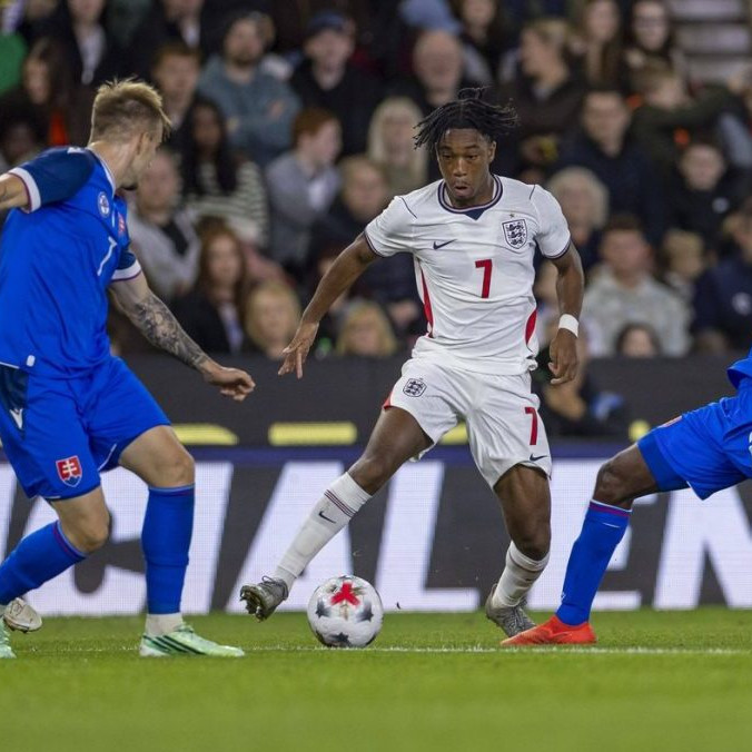 Slovenskí futbalisti do 21 rokov v súboji o loptu.