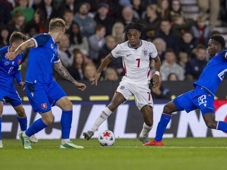 Slovenskí futbalisti do 21 rokov v súboji o loptu.