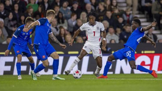 Slovenskí futbalisti do 21 rokov v súboji o loptu.