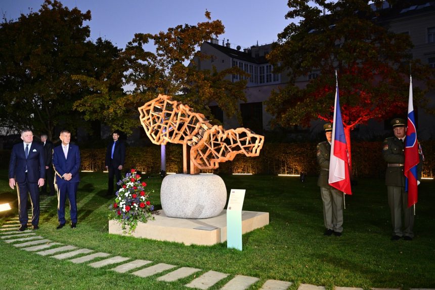 Na snímke premiéri Slovenska a Česka stoja pri soche.