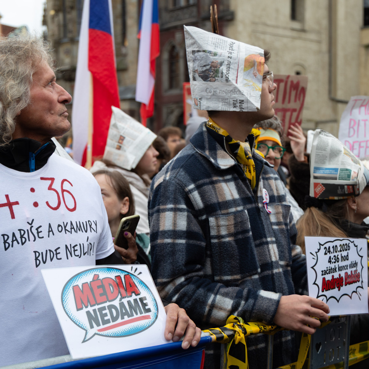 Na snímke demonštranti počas protestov v Prahe.