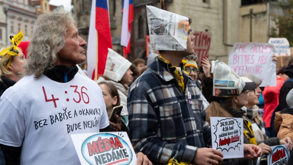 Na snímke demonštranti počas protestov v Prahe.