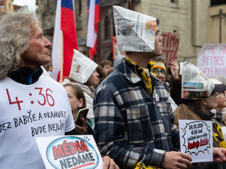 Na snímke demonštranti počas protestov v Prahe.