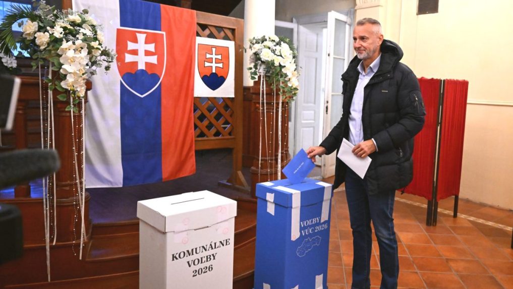 Predseda NR SR Richard Ra&scaron;i (Hlas-SD) vol&iacute; vo volebnej miestnosti.