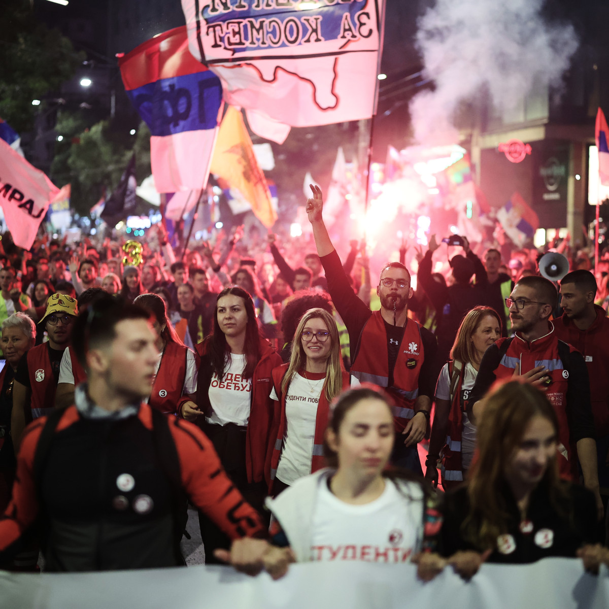 Na snímke protestujúci študenti kráčajú ulicou v Belehrade v Srbsku.