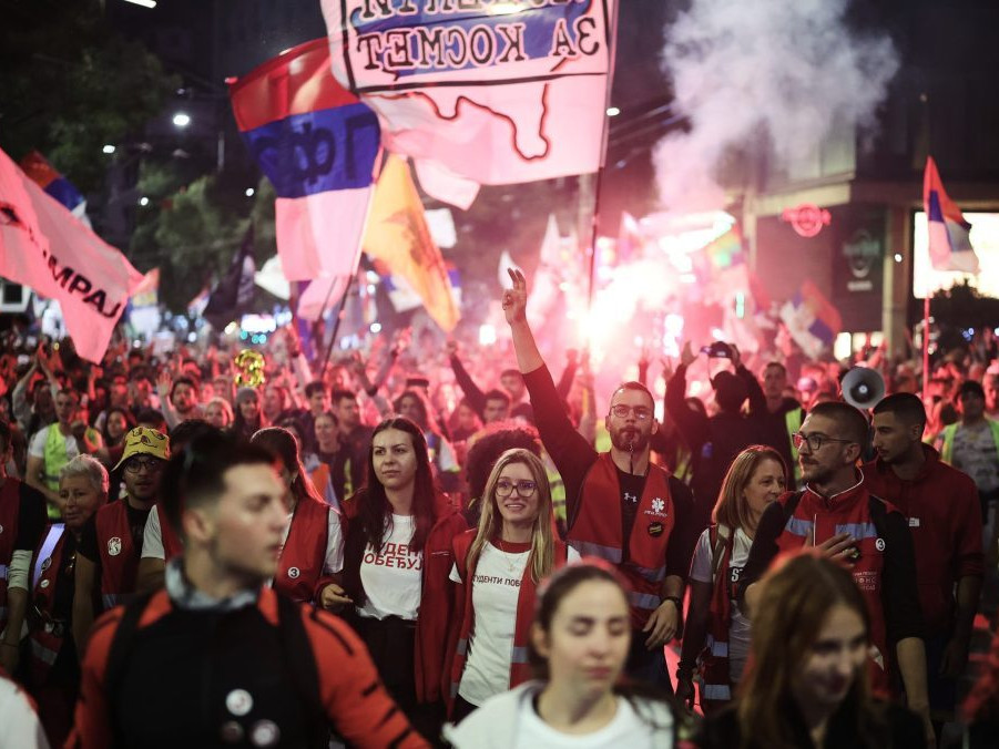 Na snímke protestujúci študenti kráčajú ulicou v Belehrade v Srbsku.