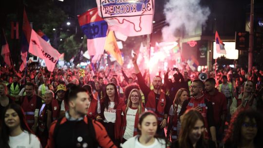 Na snímke protestujúci študenti kráčajú ulicou v Belehrade v Srbsku.