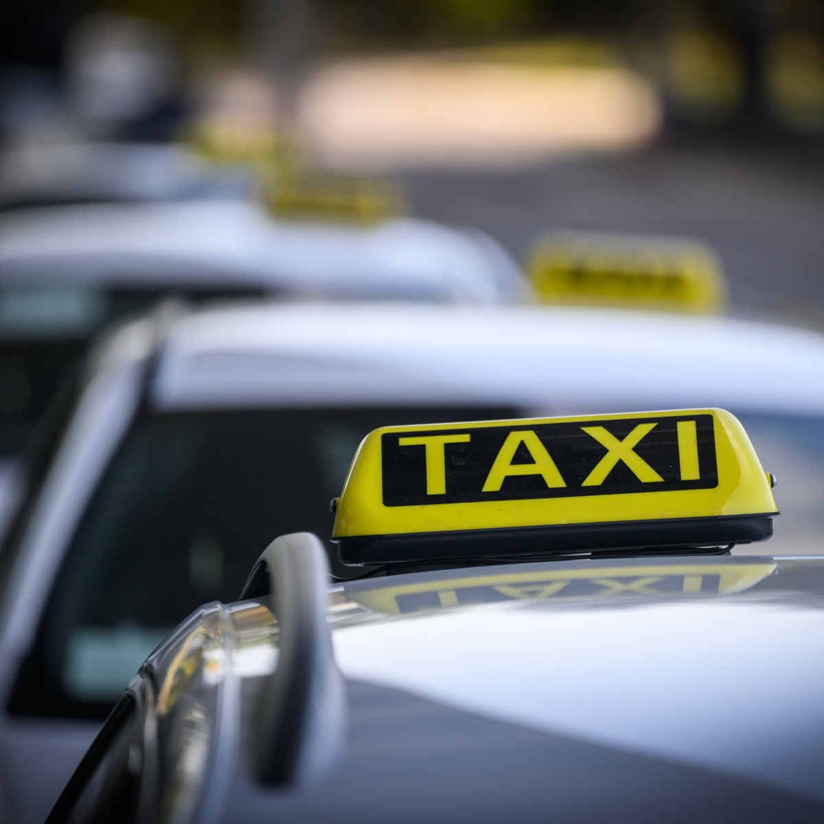 Alkohol či telefón za volantom aj prekročená rýchlosť: Polícia medzi taxikármi zistila stovky priestupkov