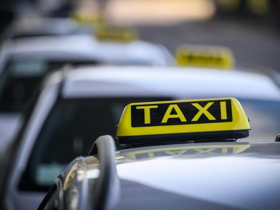 Alkohol či telefón za volantom aj prekročená rýchlosť: Polícia medzi taxikármi zistila stovky priestupkov