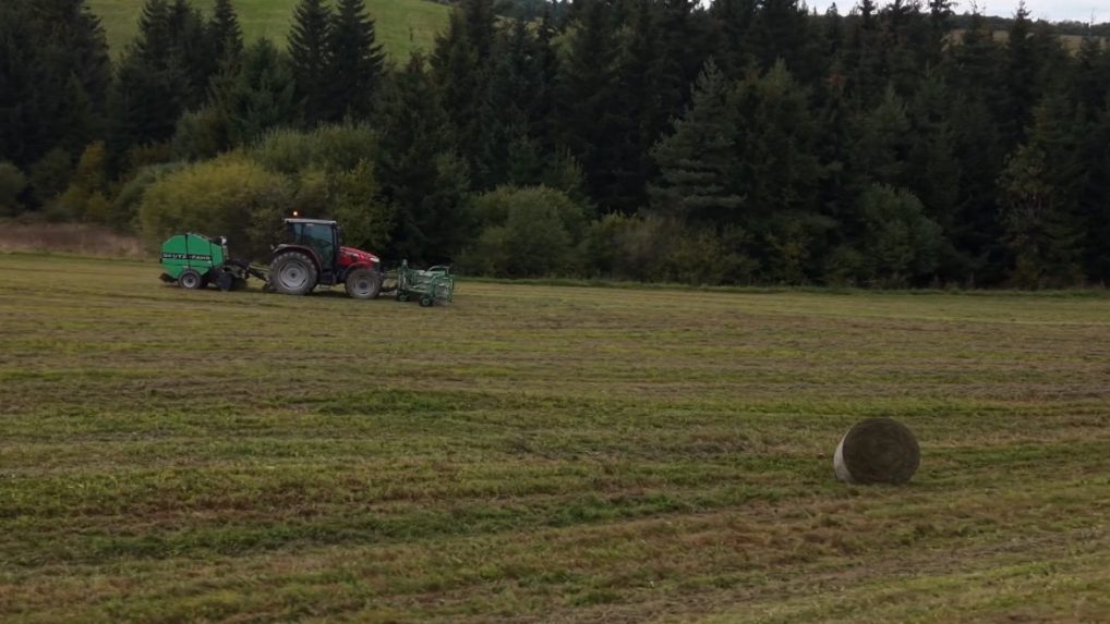 traktor na poli