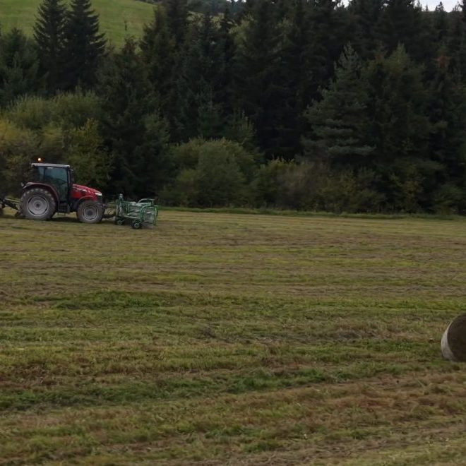 traktor na poli