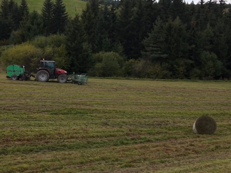traktor na poli