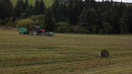traktor na poli