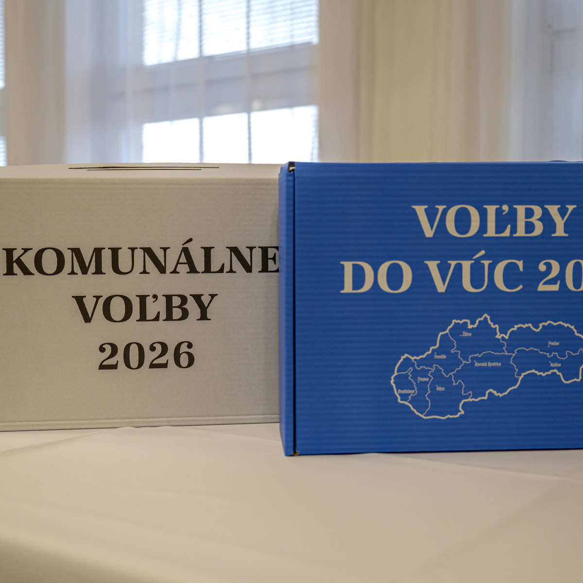 Prenosné volebné schránky.