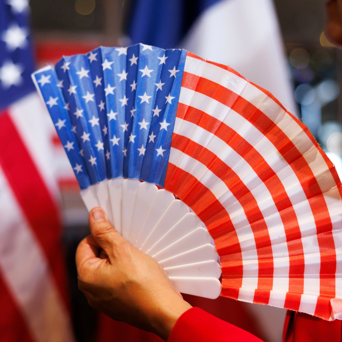 žena drží vejár vo farbách vlajky USA