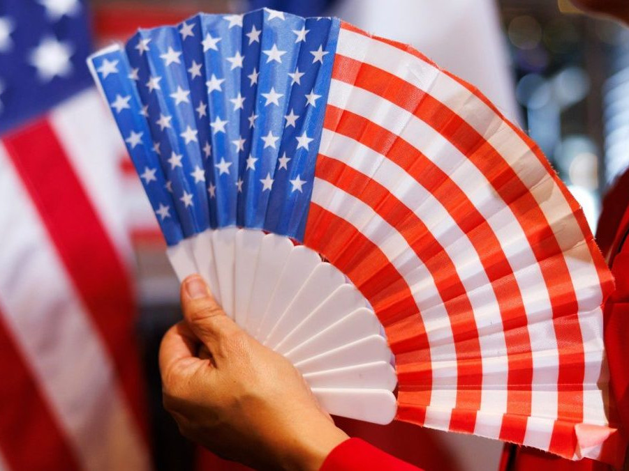 žena drží vejár vo farbách vlajky USA