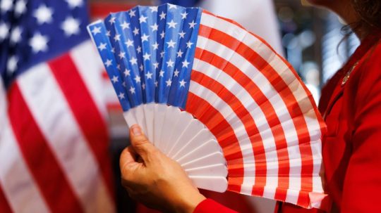 žena drží vejár vo farbách vlajky USA