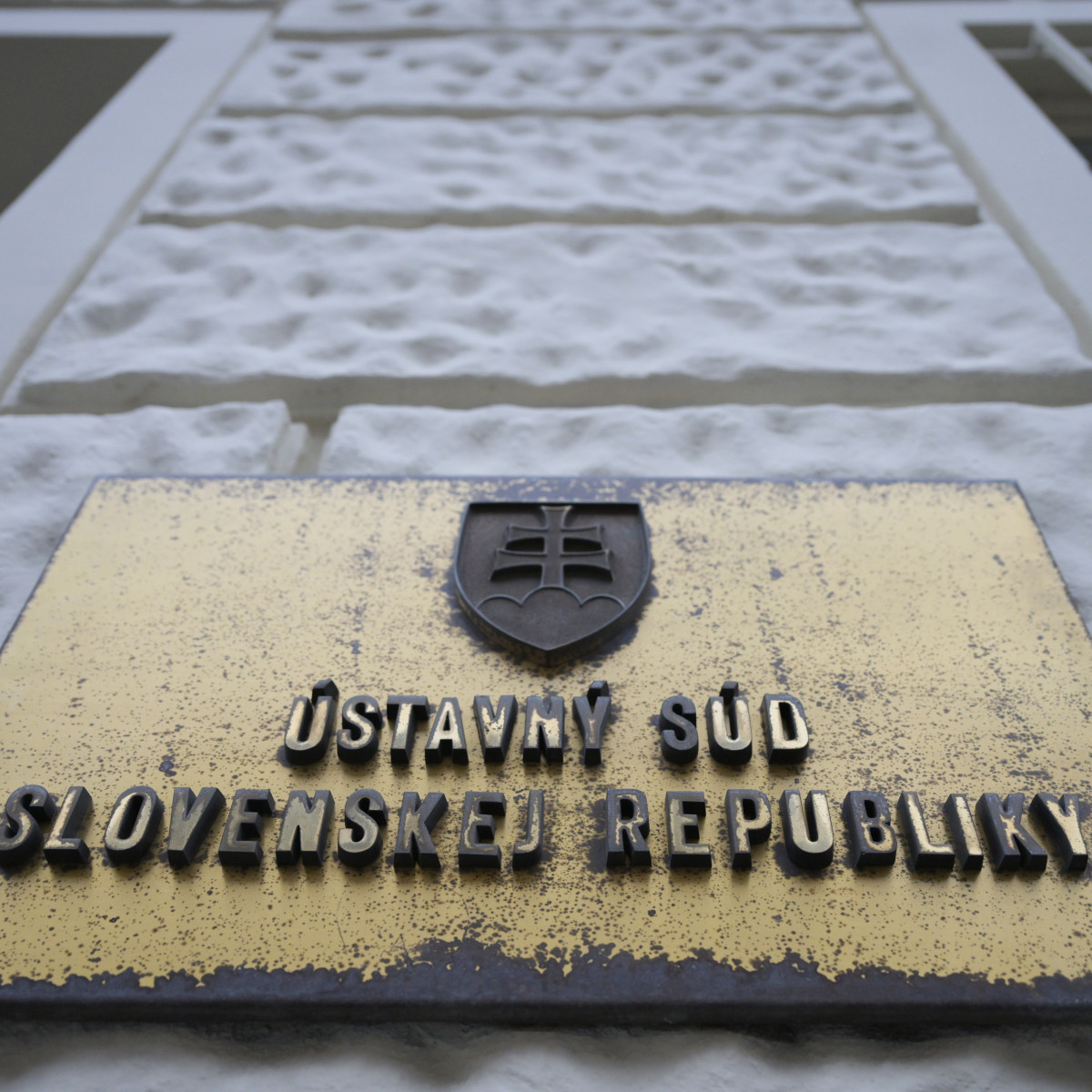 Na ilustračnej snímke tabuľa na budove Ústavného súdu.