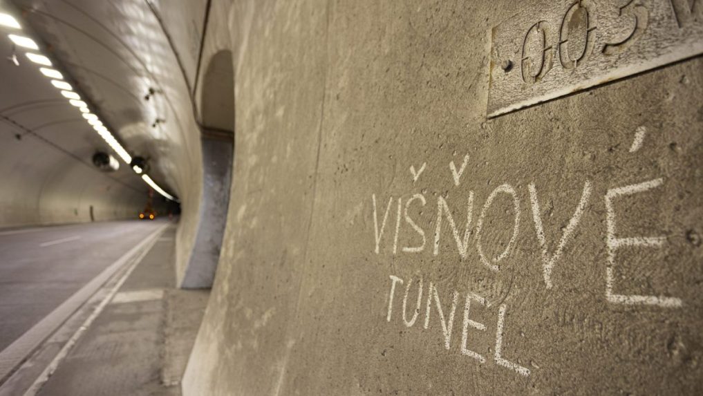 Na ilustračnej snímke nápis tunel Višňové v tuneli Višňové.