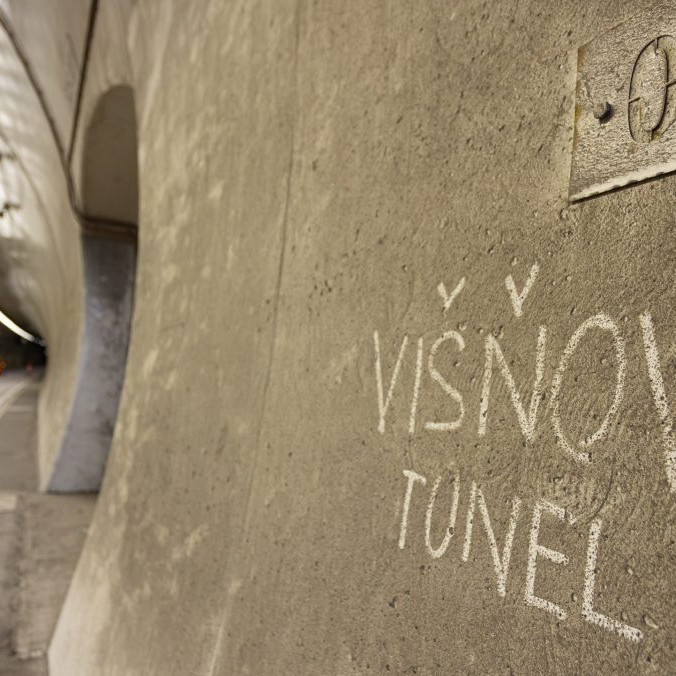 Na ilustračnej snímke nápis tunel Višňové v tuneli Višňové.
