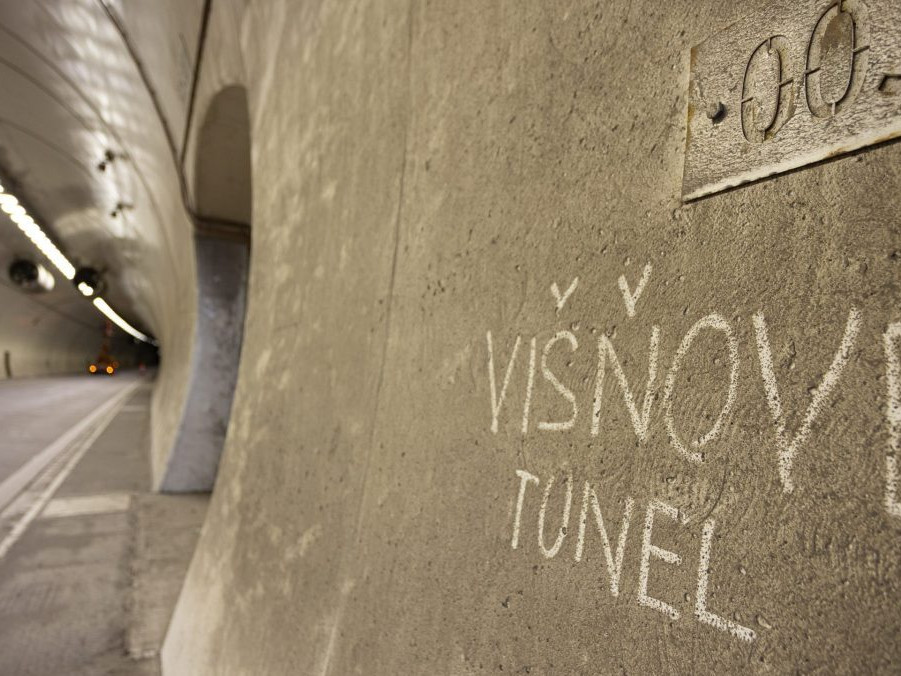 Na ilustračnej snímke nápis tunel Višňové v tuneli Višňové.