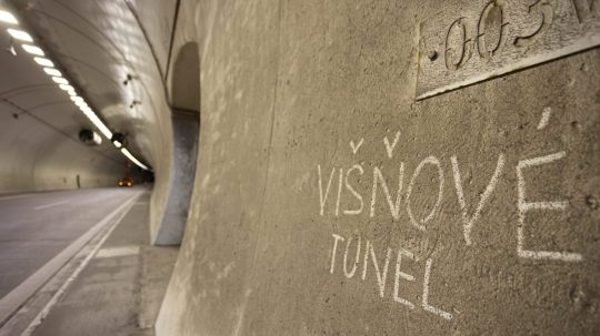Na ilustračnej snímke nápis tunel Višňové v tuneli Višňové.