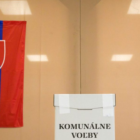 Na snímke volebná urna.