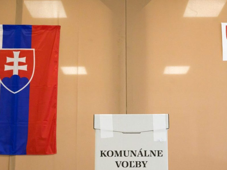 Na snímke volebná urna.