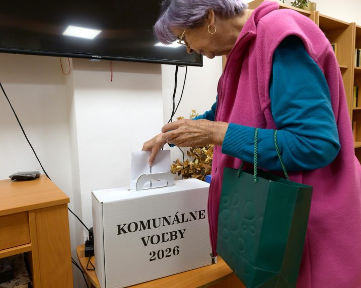 Seniorka vol&iacute; do prenosnej volebnej schr&aacute;nky v Zariaden&iacute; soci&aacute;lnych služieb pre seniorov na Zobore v Nitre.