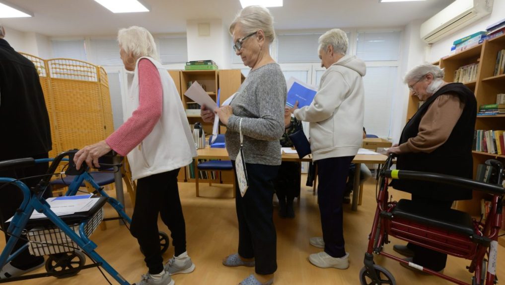 Voliči si preberaj&uacute; hlasovacie l&iacute;stky vo volebnej miestnosti v Zariaden&iacute; soci&aacute;lnych služieb (ZSS) pre seniorov na Zobore v Nitre.