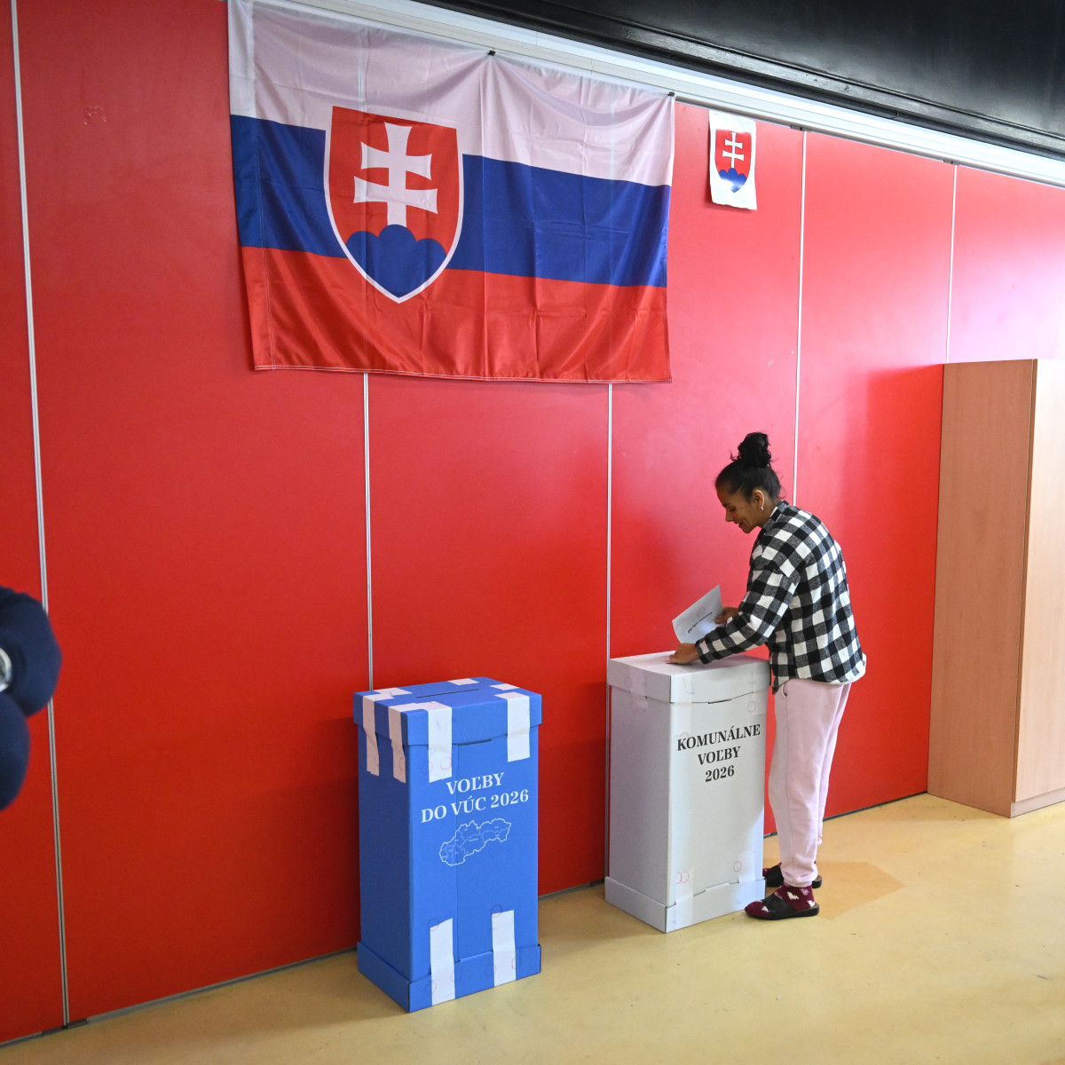 Na snímke volička odovzdáva hlas vo volebnej miestnosti na Luník IX.