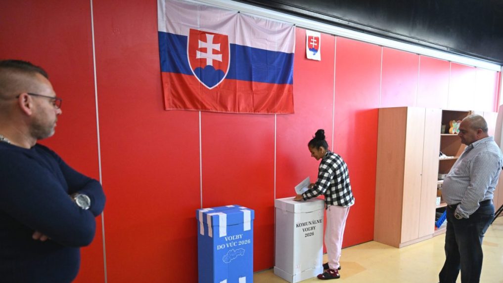 Na snímke volička odovzdáva hlas vo volebnej miestnosti na Luník IX.
