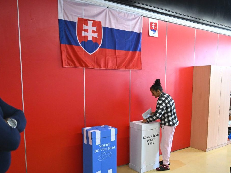 Na snímke volička odovzdáva hlas vo volebnej miestnosti na Luník IX.