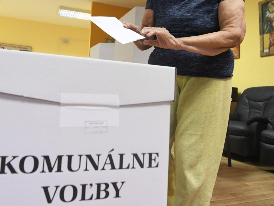 Na snímke volí žena počas komunálnych volieb.