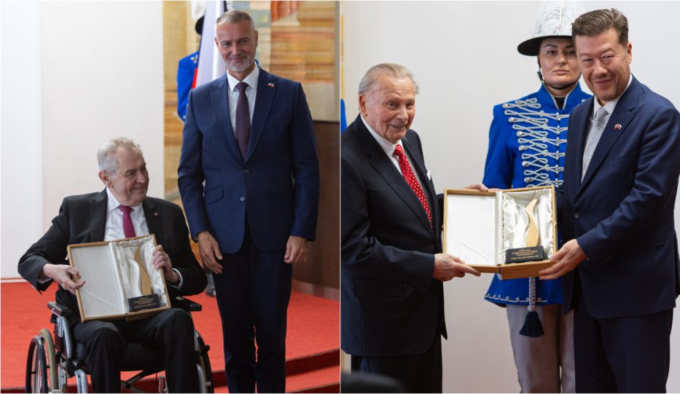 Na snímke Miloš Zeman a Rudolf Schuster počas odovzdávania cien.