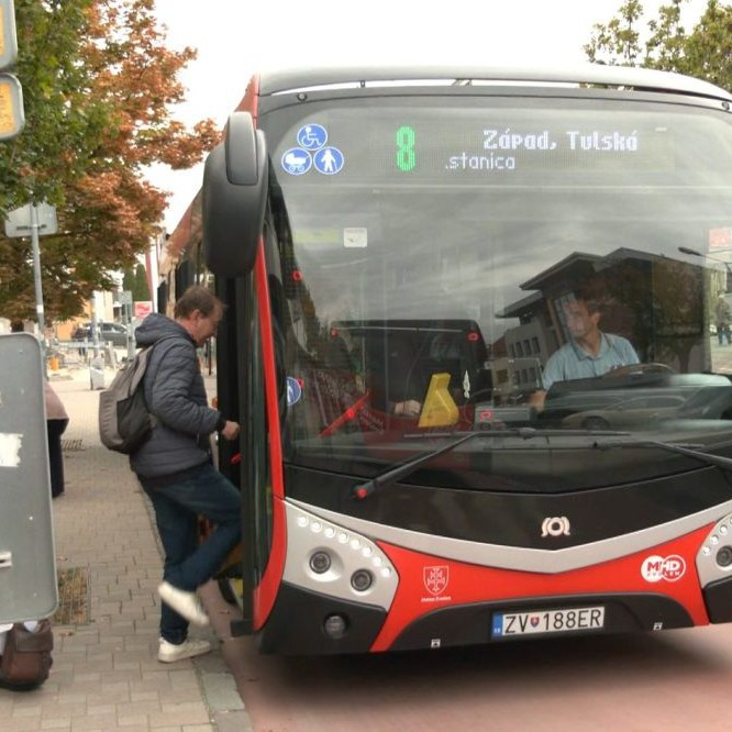 ľudia nastupujú do autobusu