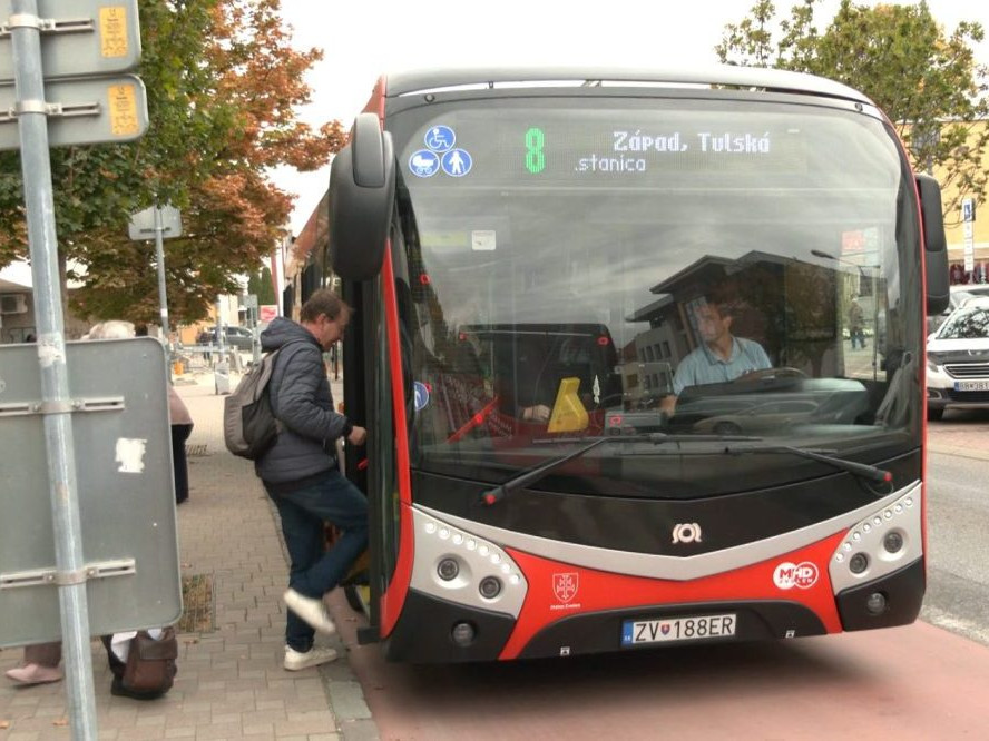 ľudia nastupujú do autobusu