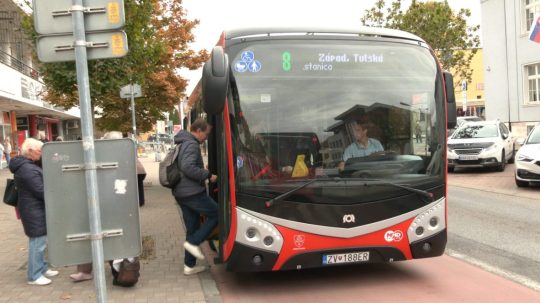 ľudia nastupujú do autobusu